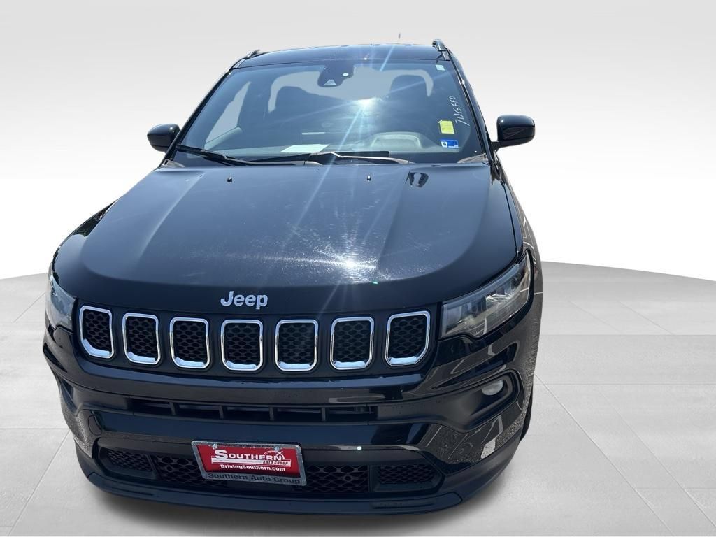 Used 2024 Jeep Compass Latitude AWD/4WD image 3
