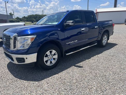 Used 2018 Nissan Titan SV w/ SV Convenience Package AWD/4WD image 2