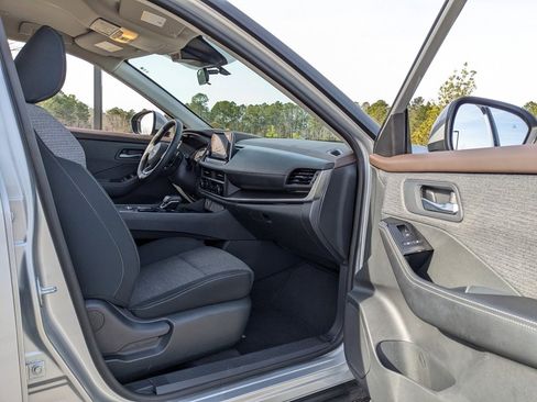 Used 2023 Nissan Rogue SV image 33