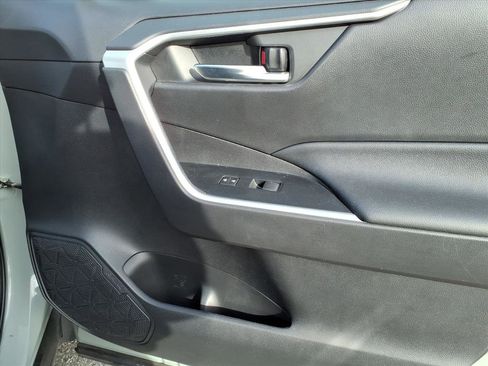 Used 2020 Toyota RAV4 XLE w/ Convenience Package image 8