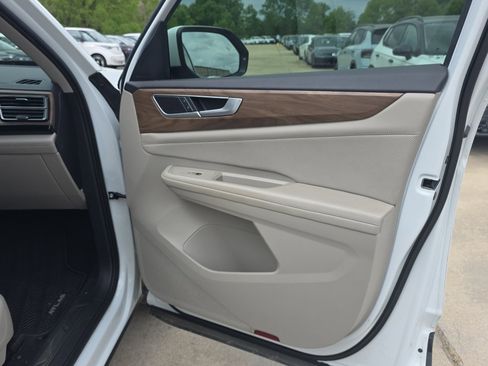 Used 2024 Volkswagen Atlas SE FWD image 24