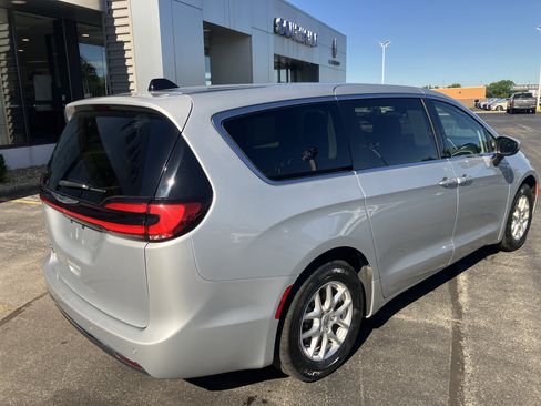 Used 2023 Chrysler Pacifica Touring-L FWD image 7