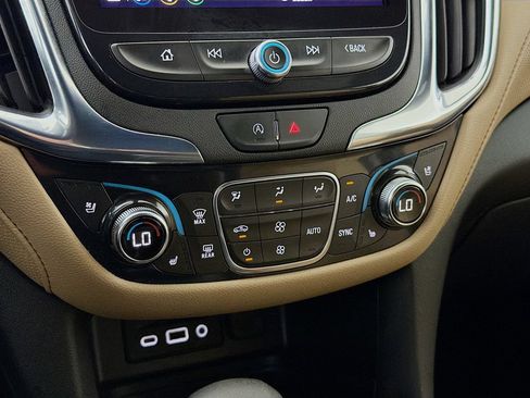 Used 2022 Chevrolet Equinox Premier FWD image 18