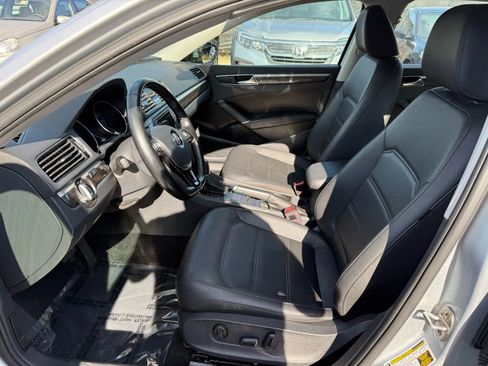 Used 2018 Volkswagen Passat 2.0T SE w/ SE Lighting Package image 9