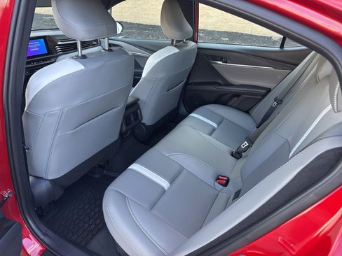 Used 2025 Toyota Camry SE w/ Convenience Package image 8