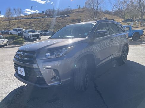Used 2019 Toyota Highlander SE image 3