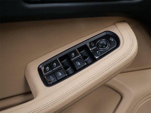 Used 2024 Porsche Macan S image 12