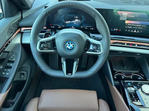 Used 2025 BMW i5 xDrive40 image 30