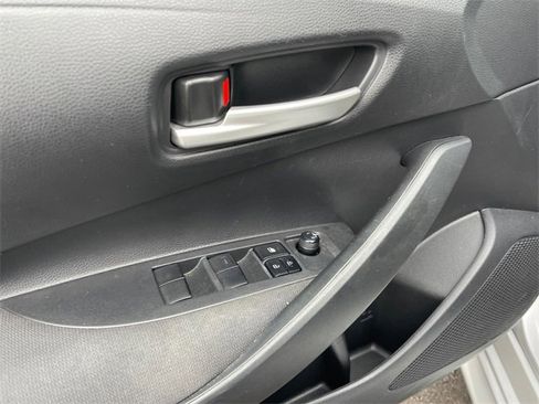 Used 2020 Toyota Corolla LE image 19