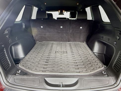 Used 2021 Jeep Grand Cherokee Laredo X image 32