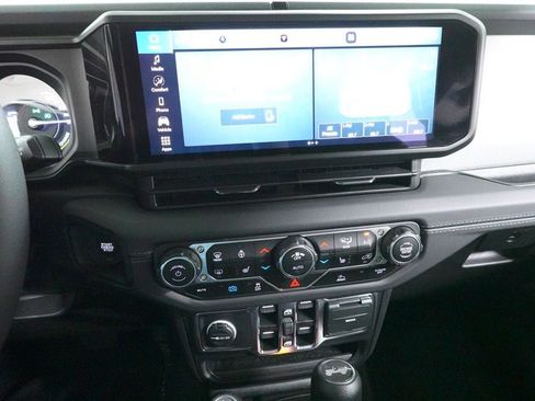 Used 2025 Jeep Wrangler Unlimited Sahara AWD/4WD image 13