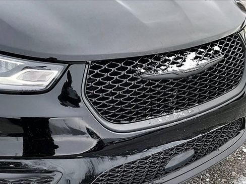 Used 2025 Chrysler Pacifica Limited image 31