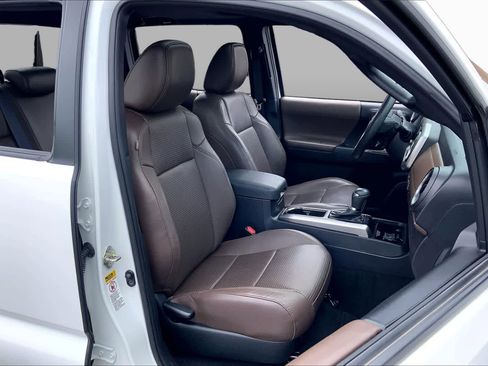 Used 2017 Toyota Tacoma Limited w/ Tow Package RWD image 9