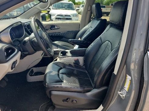 Used 2023 Chrysler Pacifica Touring-L FWD image 16