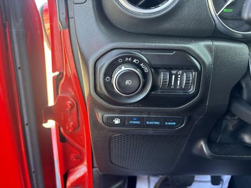 Used 2022 Jeep Wrangler Unlimited Sahara AWD/4WD image 19