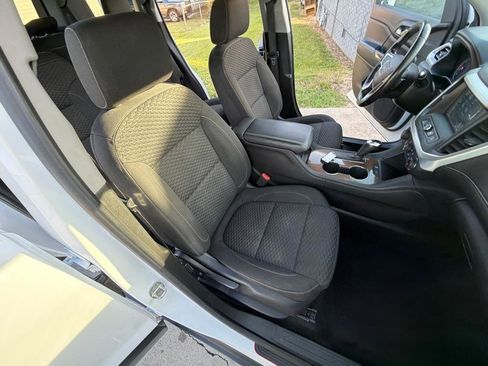 Used 2019 GMC Acadia SLE FWD image 31