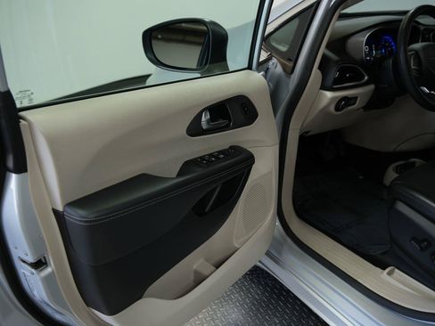 Used 2023 Chrysler Pacifica Touring-L FWD image 28