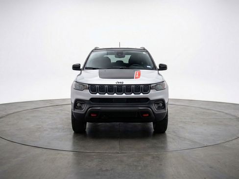 Used 2025 Jeep Compass Trailhawk AWD/4WD image 2