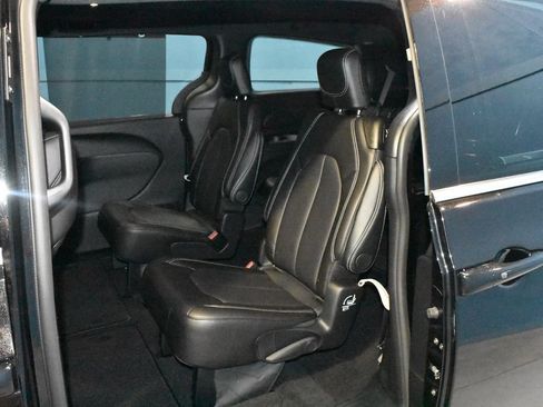 Used 2025 Chrysler Voyager LX FWD image 18
