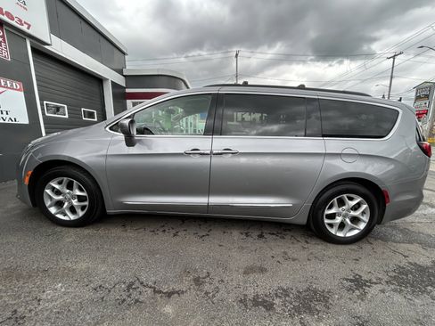 Used 2017 Chrysler Pacifica Touring-L w/ Tire & Wheel Group FWD image 5