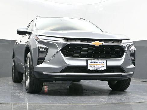 Used 2025 Chevrolet Trax LT w/ Sunroof Package image 36