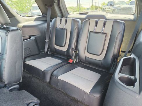 Used 2017 Ford Explorer XLT w/ Equipment Group 202A AWD/4WD image 14