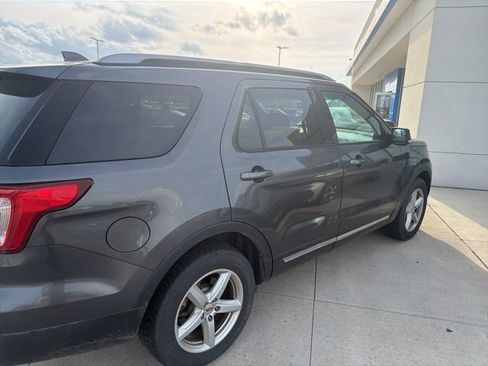 Used 2017 Ford Explorer XLT w/ Equipment Group 201A image 7