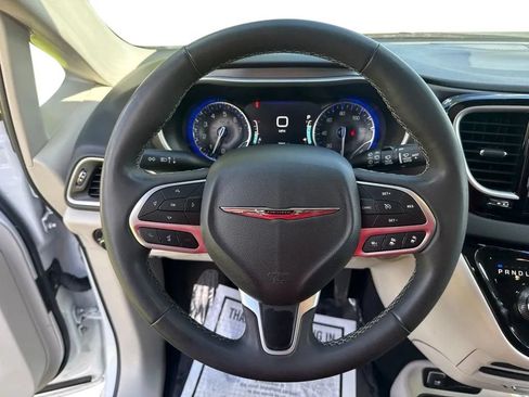Used 2024 Chrysler Pacifica Touring-L FWD image 15