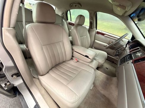 Used 2005 Lincoln Town Car Signature image 25
