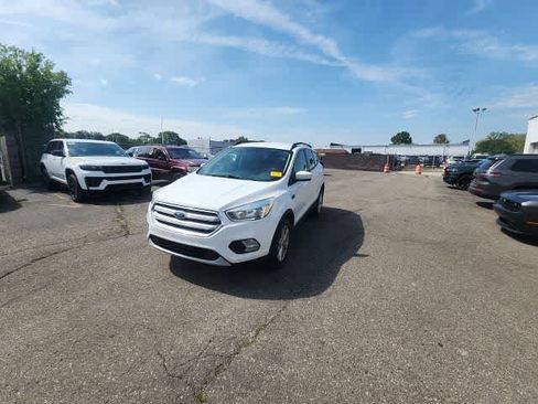 Used 2018 Ford Escape SE w/ SE Sync 3 Package AWD/4WD image 2