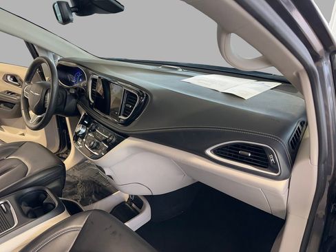 Used 2023 Chrysler Pacifica Touring-L image 22