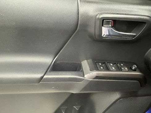 Used 2022 Toyota Tacoma TRD Off-Road AWD/4WD image 11