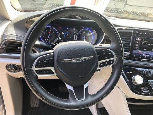 Used 2022 Chrysler Pacifica Limited FWD image 13