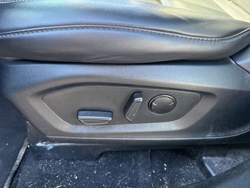 Used 2022 Ford Explorer XLT w/ Equipment Group 202A AWD/4WD image 17