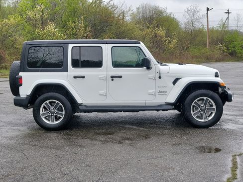 Used 2018 Jeep Wrangler Unlimited Sahara w/ Dual Top Group AWD/4WD image 4