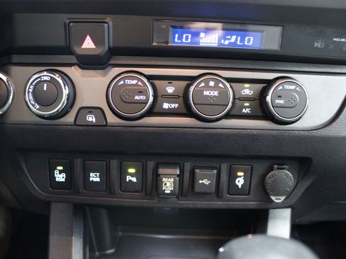 Used 2021 Toyota Tacoma TRD Off-Road w/ Technology Package image 40