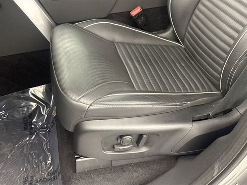 Used 2024 Land Rover Discovery Dynamic SE image 19