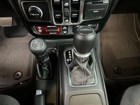 Used 2025 Jeep Gladiator Rubicon AWD/4WD image 15
