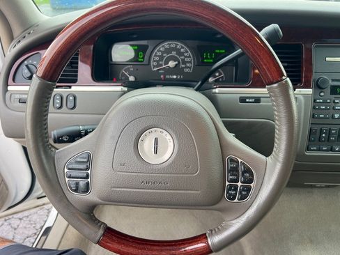 Used 2003 Lincoln Town Car Signature RWD image 29
