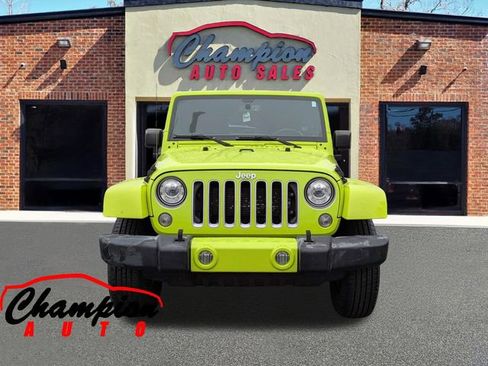 Used 2017 Jeep Wrangler Unlimited Sahara w/ Connectivity Group AWD/4WD image 10