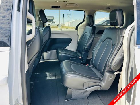 Used 2024 Chrysler Pacifica Touring-L image 26
