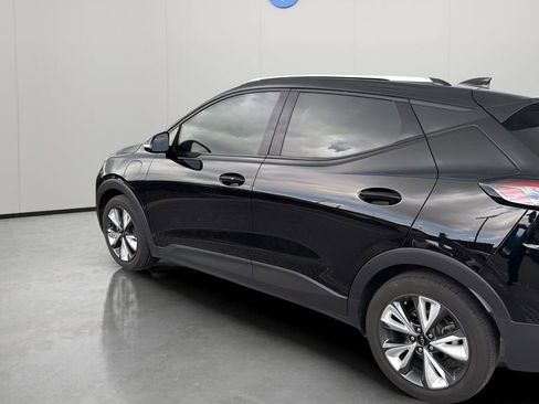 Used 2023 Chevrolet Bolt EUV LT w/ Convenience Package FWD image 3