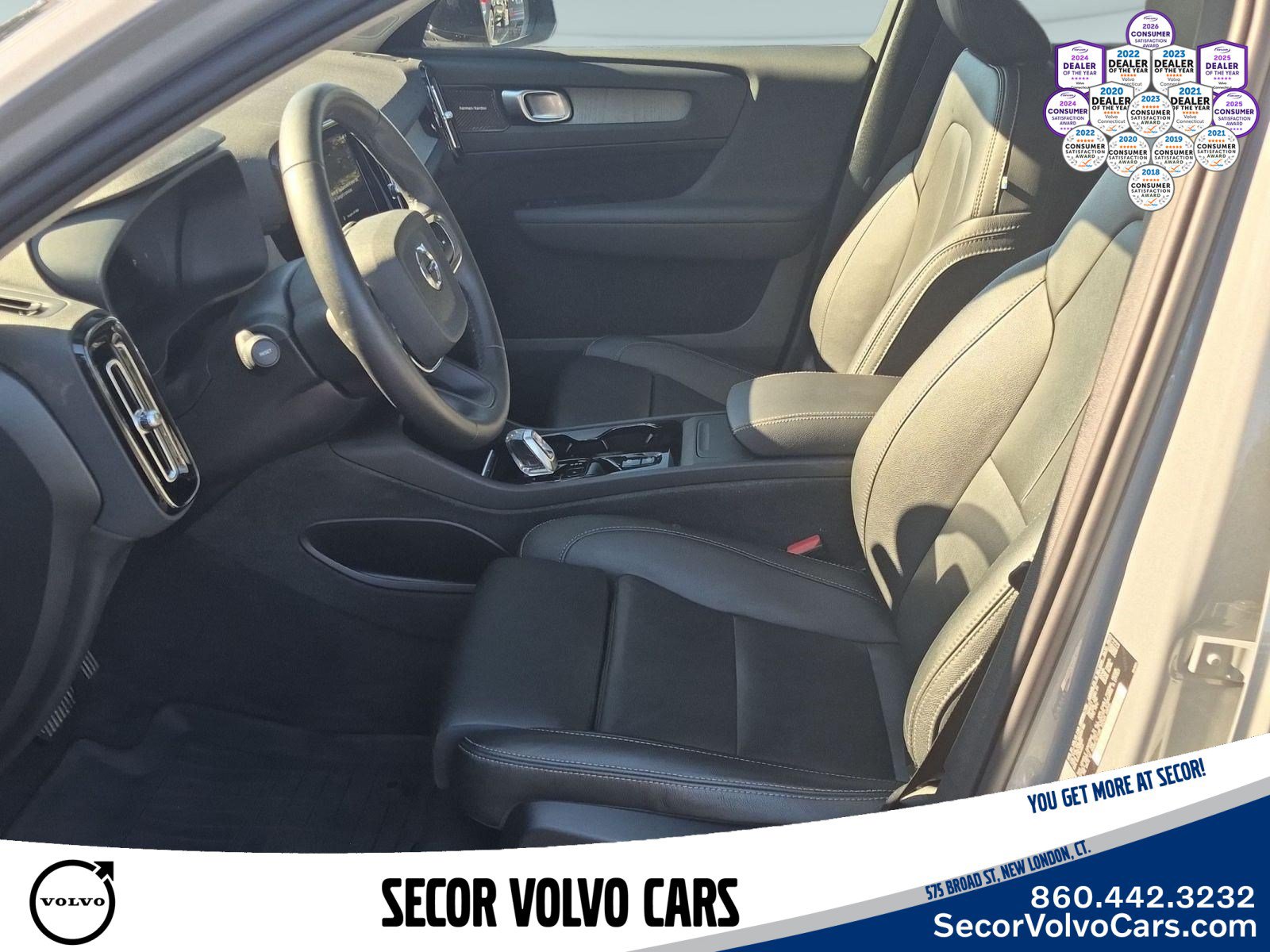 Used 2024 Volvo XC40 B5 Plus AWD/4WD image 17