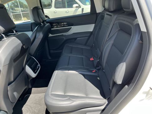 Used 2024 Lincoln Nautilus Premier image 13