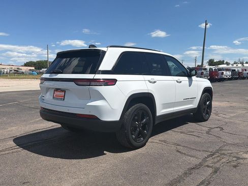Used 2023 Jeep Grand Cherokee Altitude AWD/4WD image 4