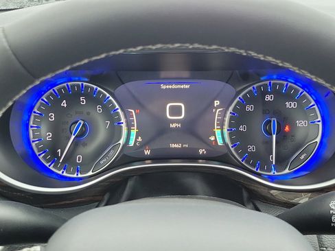 Used 2024 Chrysler Pacifica Limited w/ Trailer Tow Group image 11