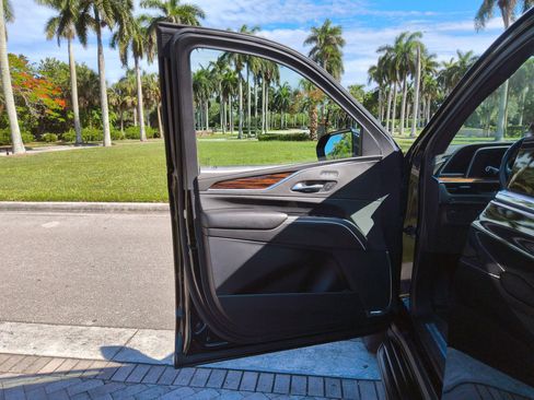 Used 2022 Cadillac Escalade ESV Luxury RWD image 4