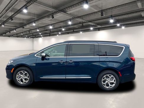 Used 2023 Chrysler Pacifica Limited image 4