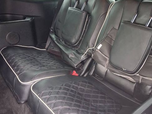 Used 2017 Ford Explorer XLT w/ Equipment Group 202A FWD image 4