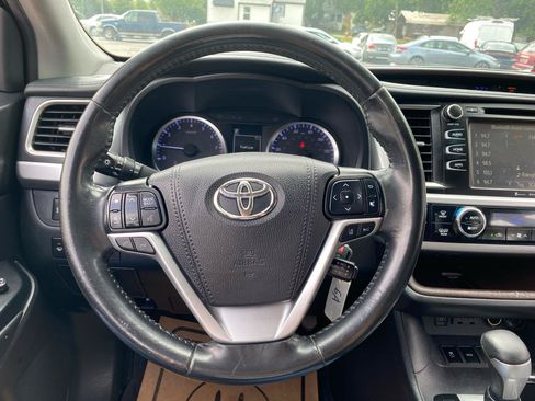 Used 2019 Toyota Highlander Plus FWD image 17